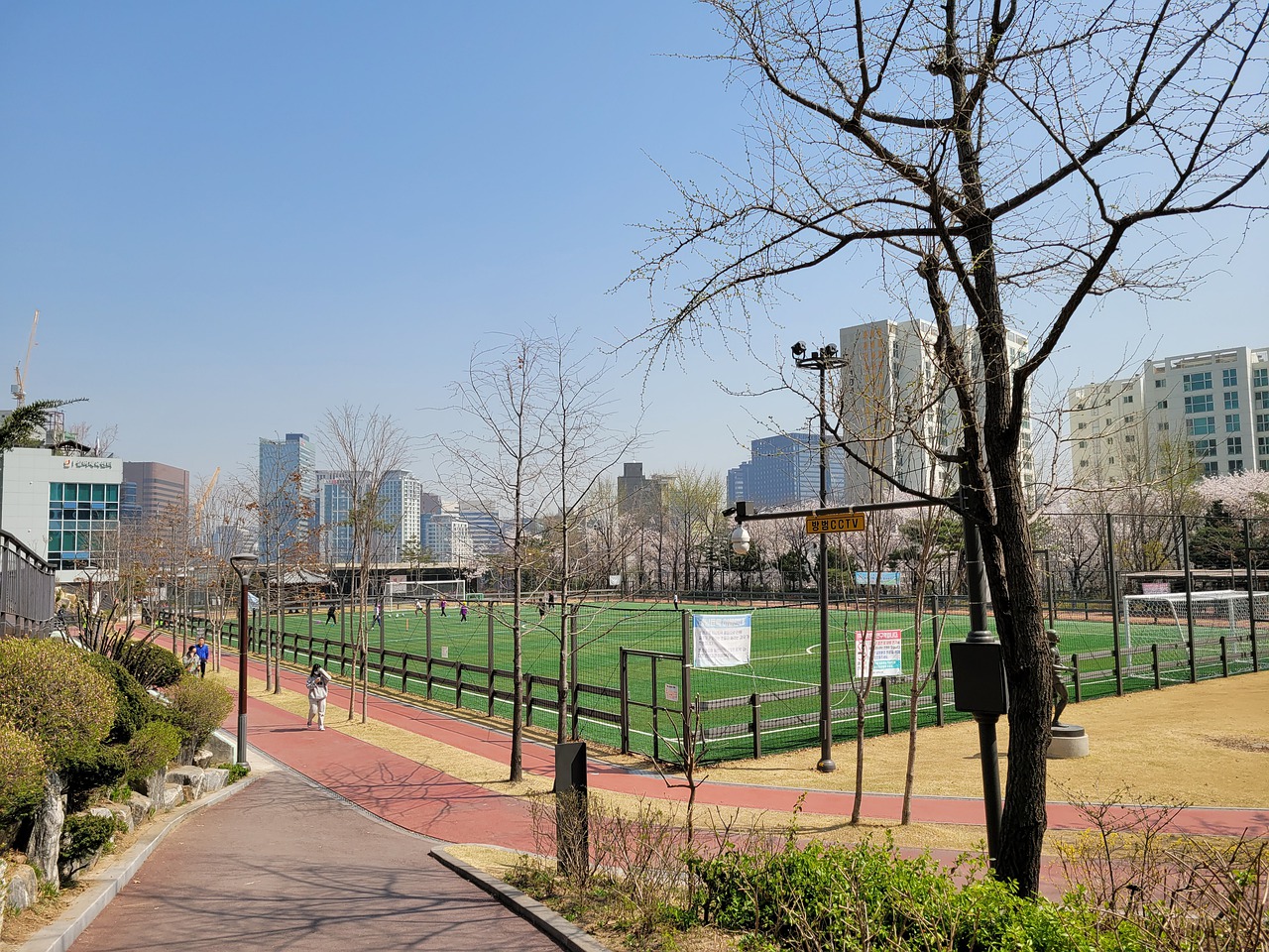 他崇尚攻擊 他崇尚攻擊